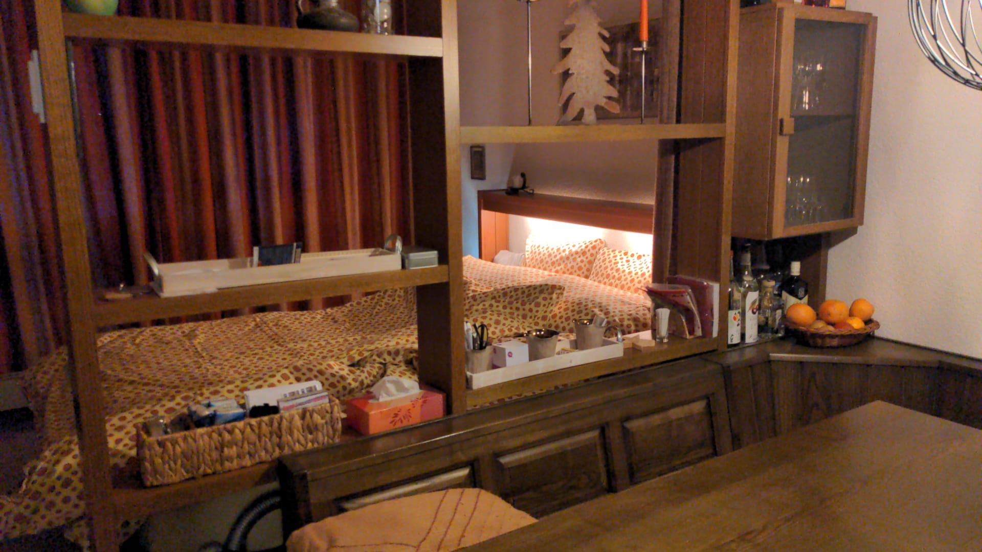 Raumteiler trennt den Schlafbereich ab