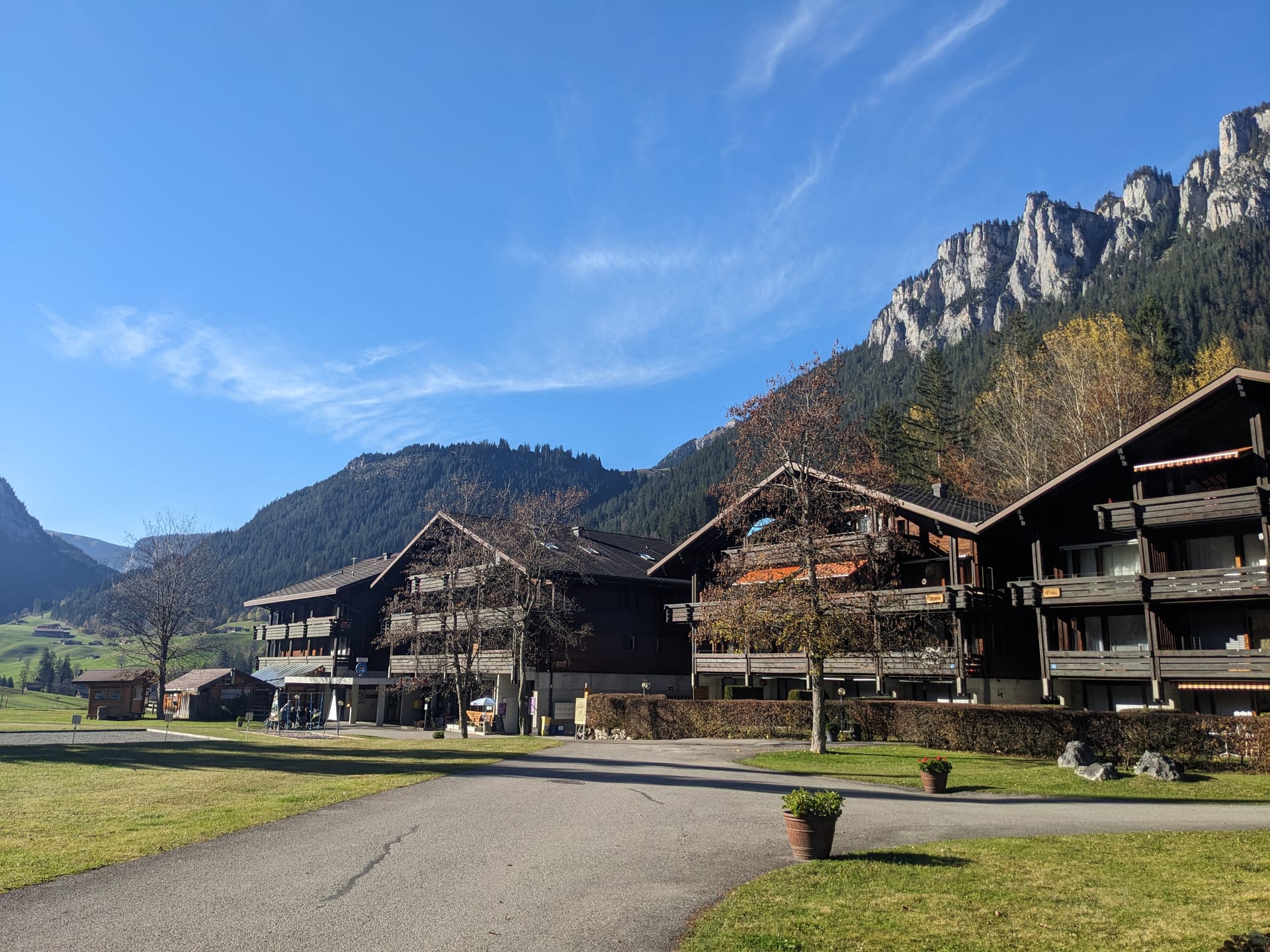 Direkter Blick auf das Haus Silvana (2. von rechts) mit dem Studio